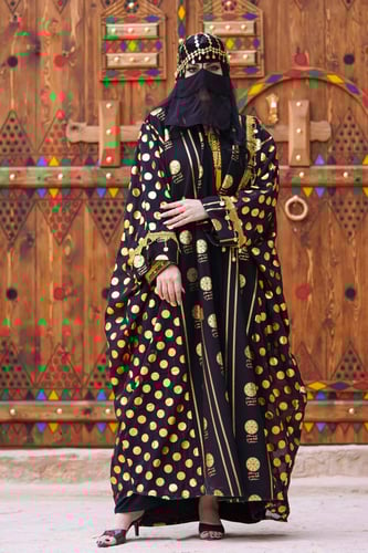 عباية يوم التأسيس مع تدخيلات قماش اسود متزين بهوية...