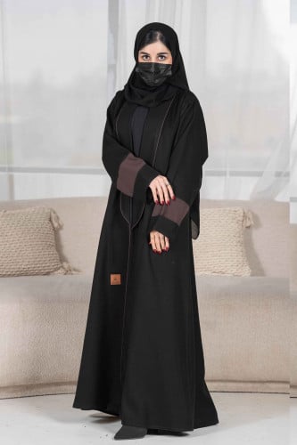 عباية كلاسيك بياقة طويلة مع تدخيلات قماش بني