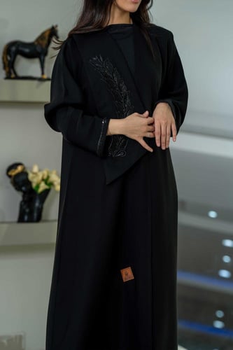 عباية كلوش بياقة أنيقة مع كرستال