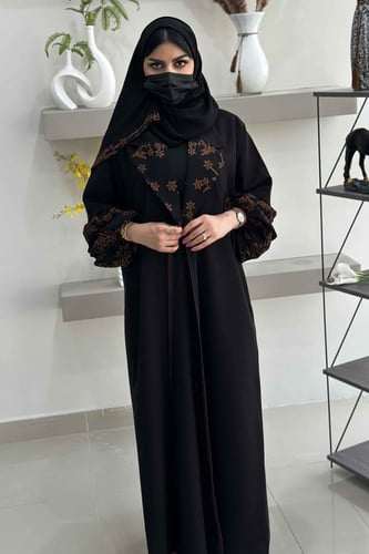 عباية أنيقة بياقة وكم مزموم وتطريز بني ع الياقة وا...