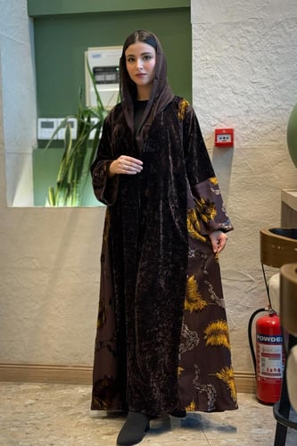 عباية غلا بقماش مخمل بني داكن