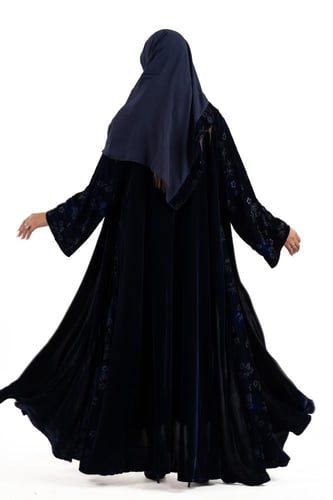 عباية سهى مخمل كحلي بنقش ورد خفيف