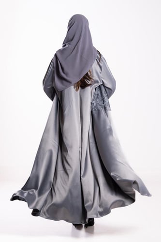 عباية عهد باللون الفضي