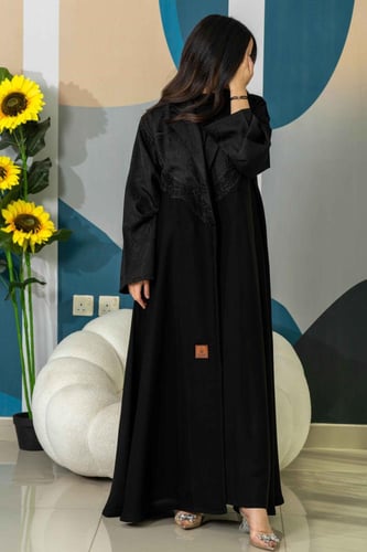 عباية كلوش بتدخيلات قماش مطرز مع كرستال من الأمام