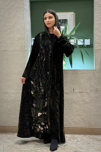 عباية دلال مخمل زيتي داكن بتطريز شك