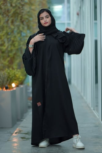 عباية ساده مع تدخيلات كسرات ع الكم