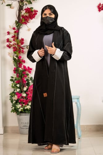 عباية سوداء أنيقة مقلمة بأبيض