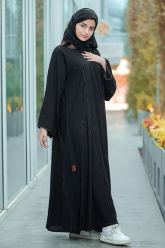 عباية اسود كلوش مع تدخيلات خطوط ذهبية خفيفة