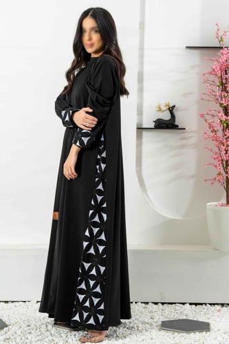 عباية كلوش بتدخيلات تطريز على الجوانب والكم