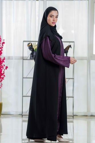 عباية بياقة طولية بتدخيلات قماش جاكار