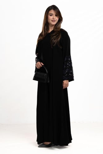 عباية ريانه مطرزة باللون الكحلي الغامق ع الاكمام