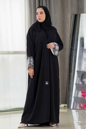 عباية ناعمة بزخرفات أنيقة ع الكم