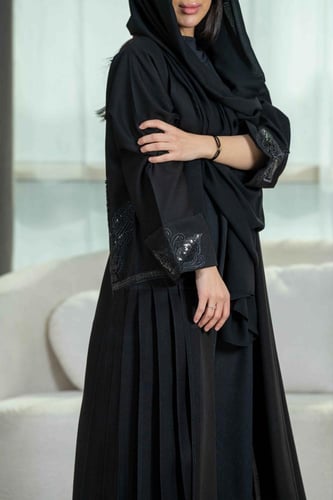 عباية كلوش بتدخيلات كسرات وكرستال على الجوانب والي...