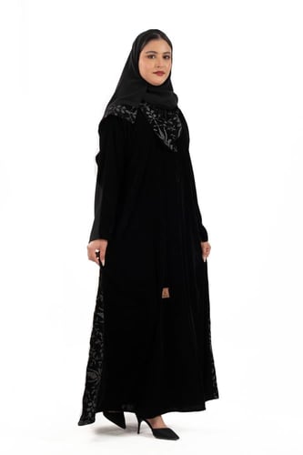 عباية وعد مخمل مطرز بخيوط زري لماع مع ترتر