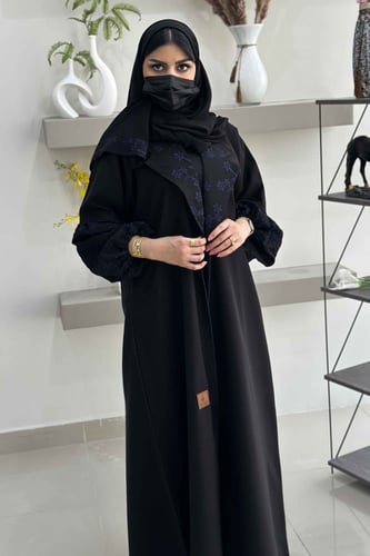 عباية بياقة انيقة وكم مزموم وتطريز كحلي ع الياقة و...