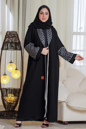 عباية كلاسيك بكم مربع مع تدخيلات قماش جاكار