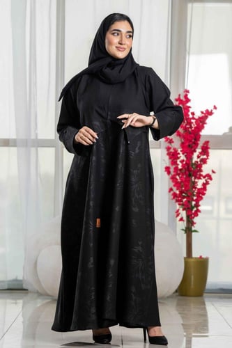 عباية كلوش أسود بتدخيلات رسمة ناعمة من الأمام