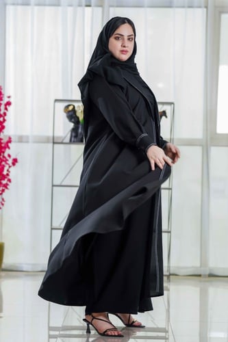 عباية رسمية بجيوب وخطوط بيضاء