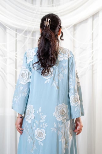 جلابية رمضانية بتطريز ورود بيضاء