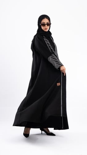 عباية نهى مزينة بقماش جاكار فضي مع قيطان