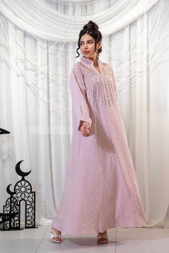 جلابية رمضانية باللون زهري مع تطريز من الأمام