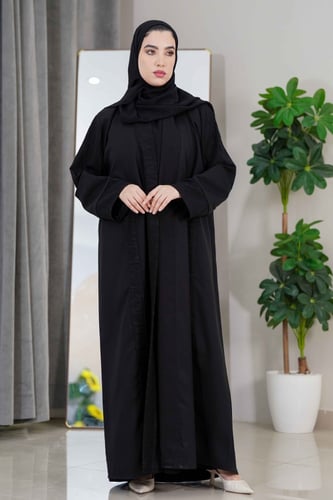 عباية سادة بتدخيلة قماش على الياقة والكم