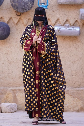 عباية يوم التأسيس مع تدخيلات قماش دم الغزال متزين...