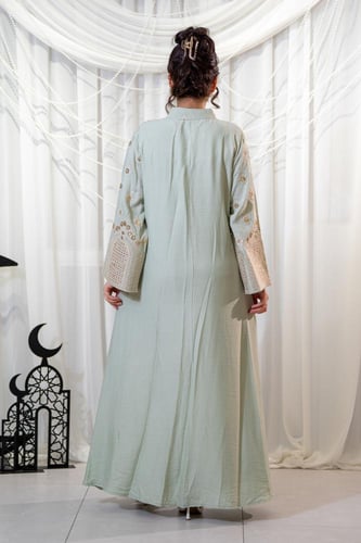 جلابية رمضانية باللون فيروزي مع تطريز من الأمام