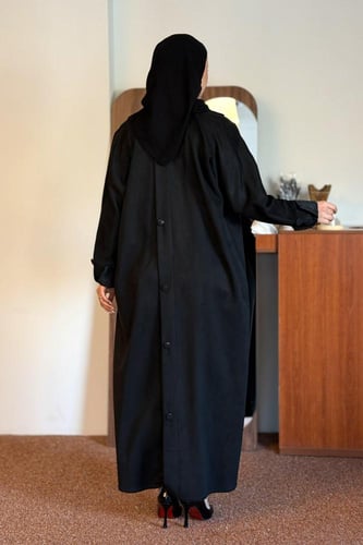 عباية نوره بليزر مع صدف في الخلف