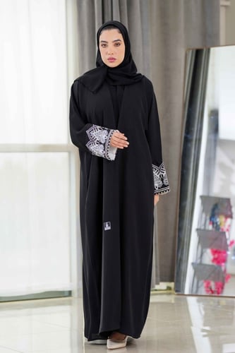 عباية ناعمة بزخرفات أنيقة ع الكم