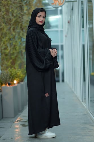 عباية ساده مع تدخيلات كسرات ع الكم