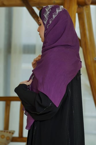 طرحة Z1موف بتطريز ابيض