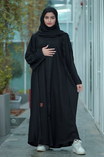 عباية سادة مع تدخيلات كسرات من الجوانب والكم