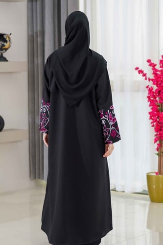 عباية كلاسيك بتدخيلات تطريز وردع الكم