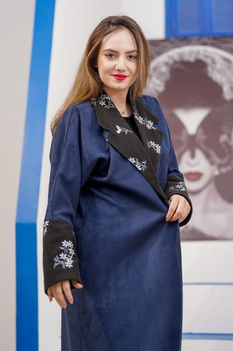 عباية شاموه كحلي مع تطريز على الياقة واليد