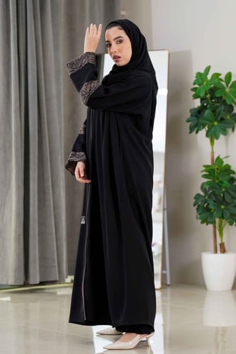 عباية كلاسيك بتدخيلات قماش جاكار ع الكم