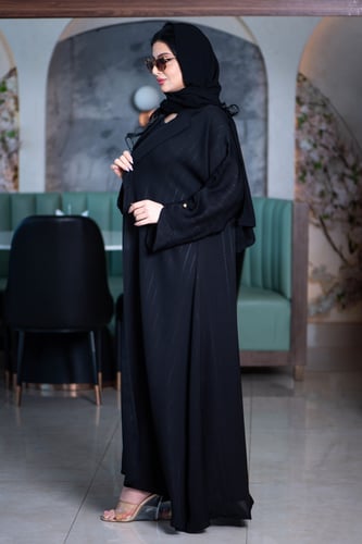 عباية بياقة مع قصة كم مائلة بقماش مقلم وناعم