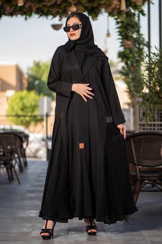 عباية كلوش بياقة مع تدخيلات كسرات من الجوانب