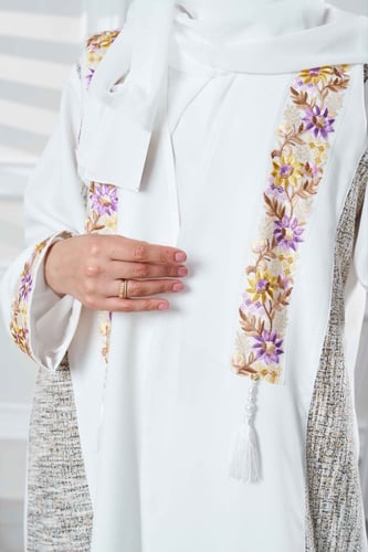 عباية بيضاء كلاسيكية بتدخيلات قماش حاكار وتتطريز