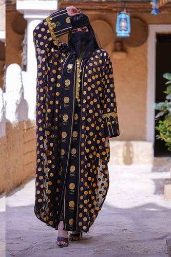 عباية يوم التأسيس مع تدخيلات قماش اسود متزين بهوية...