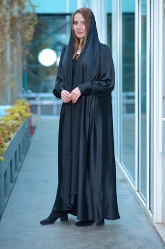 عبايةبليتس كلاسيك بقصة مميزة وكم مزموم