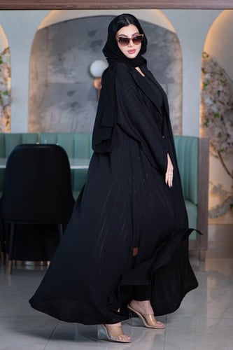 عباية بياقة مع قصة كم مائلة بقماش مقلم وناعم