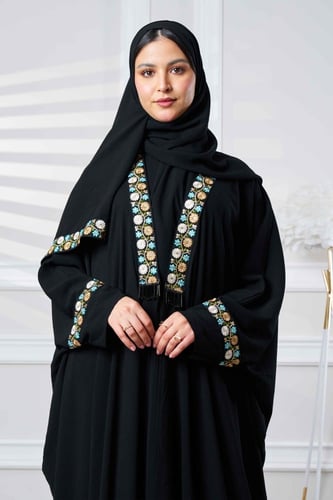 عباية بشت بتدخيلات تطريز وهدب كرستال