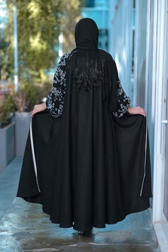 عباية بياقة واسعة مع تطريز ابيض ع الكم