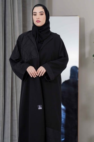 عباية سادة بتدخيلة قماش جاكار على الياقة واليد