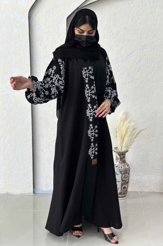عباية بياقة طولية مع تدخيلات تطريز من الأمام والكم