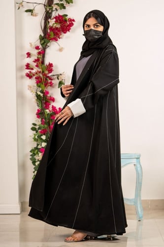 عباية سوداء أنيقة مقلمة بأبيض