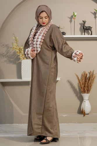 عباية شاموه رمادي مع تدخيلات فرو ملون على الياقة و...