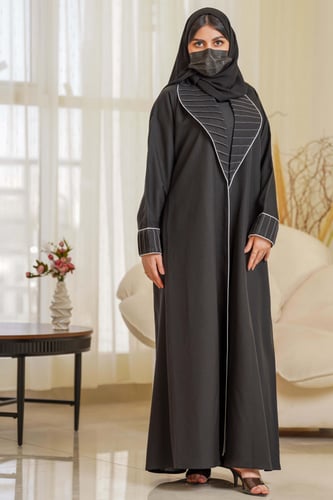 عباية سوداء بياقة واسعة مع بنسات على الياقة والكم