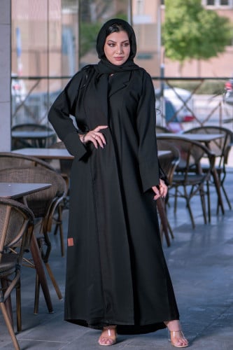 عباية زاهية بياقة ناعمة مع تدخيلات قماش دانتيل ع ا...